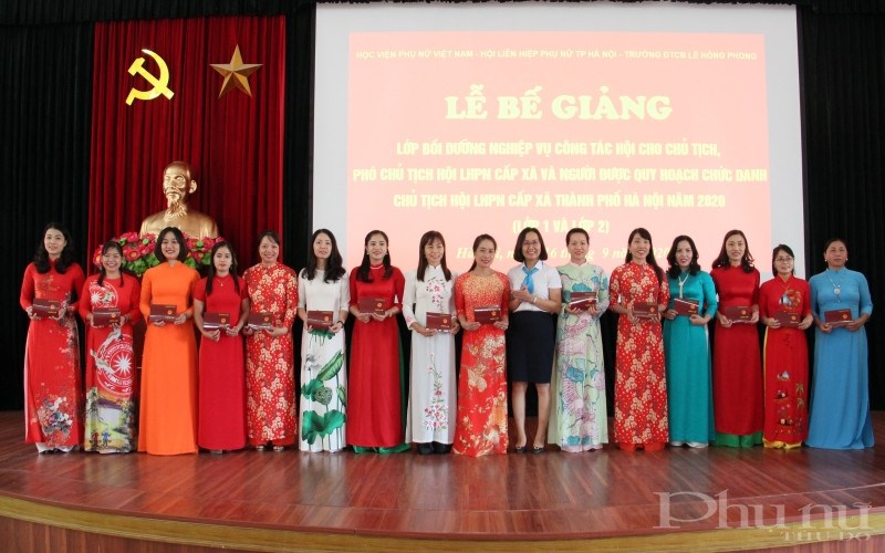 Các học viên nhận chứng chỉ hoàn thành khóa bồi dưỡng nghiệp vụ công tác Hội tại trường đào tạo cán bộ Lê Hồng Phong.