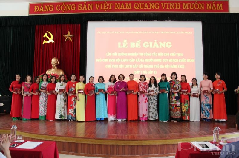 Chủ tịch Hội LHPN Hà Nội Lê Kim Anh trao chứng nhận hoàn thành khóa bồi dưỡng nghiệp vụ cho các cán bộ Hội Phụ nữ.