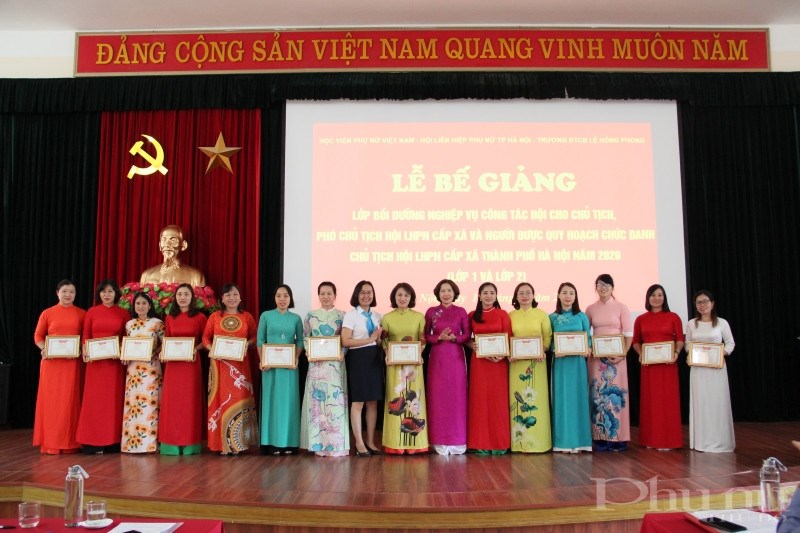 Đồng chí Lương Thị Thủy - Phó trưởng Ban tổ chức, TƯ Hội LHPN Việt Nam và đồng chí Lê Kim Anh - Chủ tịch Hội LHPN Hà Nội trao giấy khen cho 14 học viên có thành tích rèn luyện, học tập xuất sắc tại khóa đào tạo.