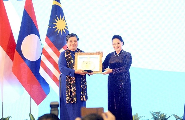 Phó Chủ tịch Thường trực Quốc hội Tòng Thị Phóng nhận giải thưởng Vì sự cống hiến xuất sắc của Đại hội đồng AIPA
