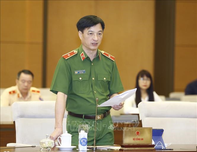 Thiếu tướng Nguyễn Duy Ngọc, Thứ trưởng Bộ Công an trình bày Tờ trình. Ảnh: Doãn Tấn/TTXVN