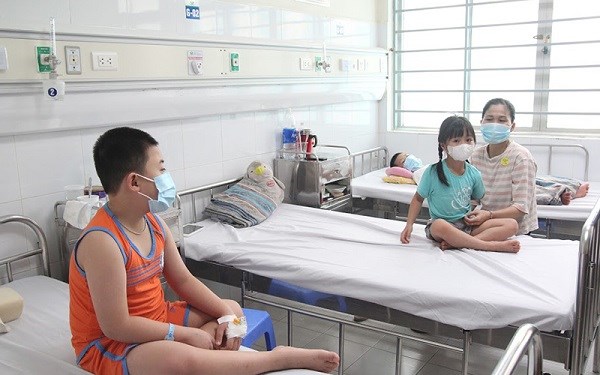 Trẻ bị sốt xuất huyết đang điều trị tại Trung tâm các bệnh nhiệt đới, BV Nhi Trung ương