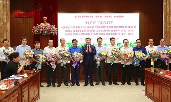 Bí thư Thành ủy Hà Nội tặng hoa các đồng chí cán bộ không tái cử cấp ủy,chính quyền nhiệm kỳ mới
