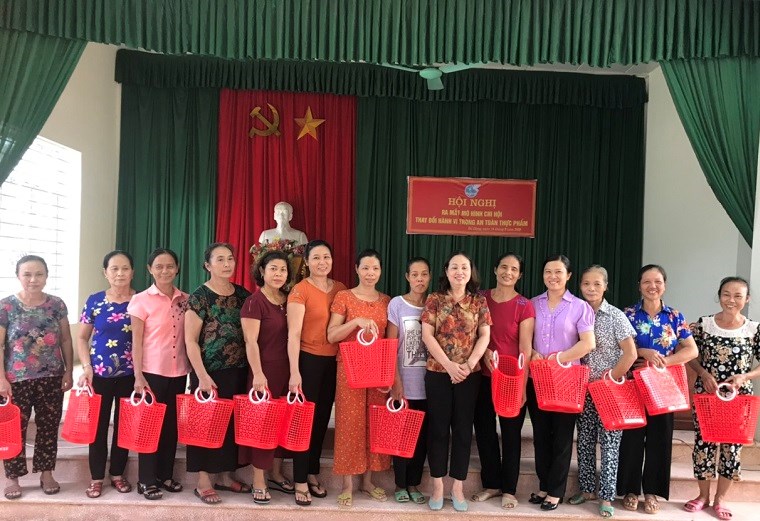 Đồng chí Nguyễn Thúy Mai - Chủ tịch Hội LHPN huyện Thanh Oai tặng làn nhựa cho các thành viên trong chi hội