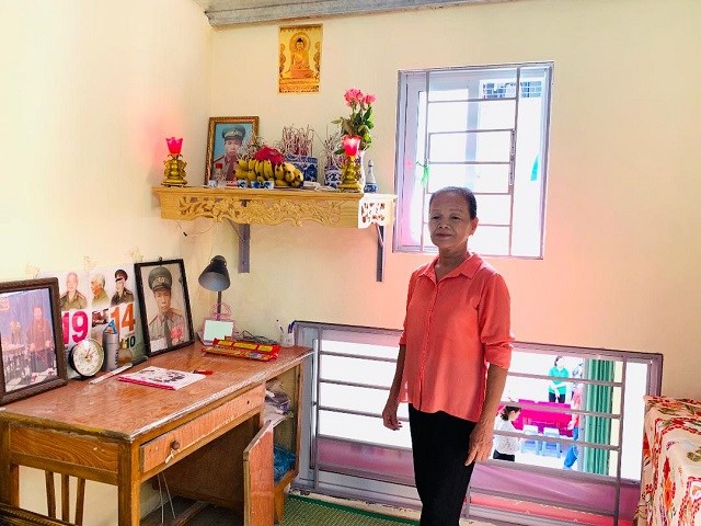 Bà Nguyễn Thị Mùi xúc động nghẹn ngào khi nhận được sự quan tâm của các ngành các cấp ở Trung ương và địa phương chăm lo cho hộ gia đình nghèo, giúp gia đình có mái ấm khang trang.