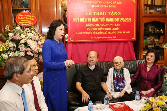 Phó Bí thư Thường trực Thành ủy Ngô Thị Thanh Hằng phát biểu tại lễ trao Huy hiệu 75 năm tuổi Đảng cho đảng viên lão thành Hoàng Thị Lam.
