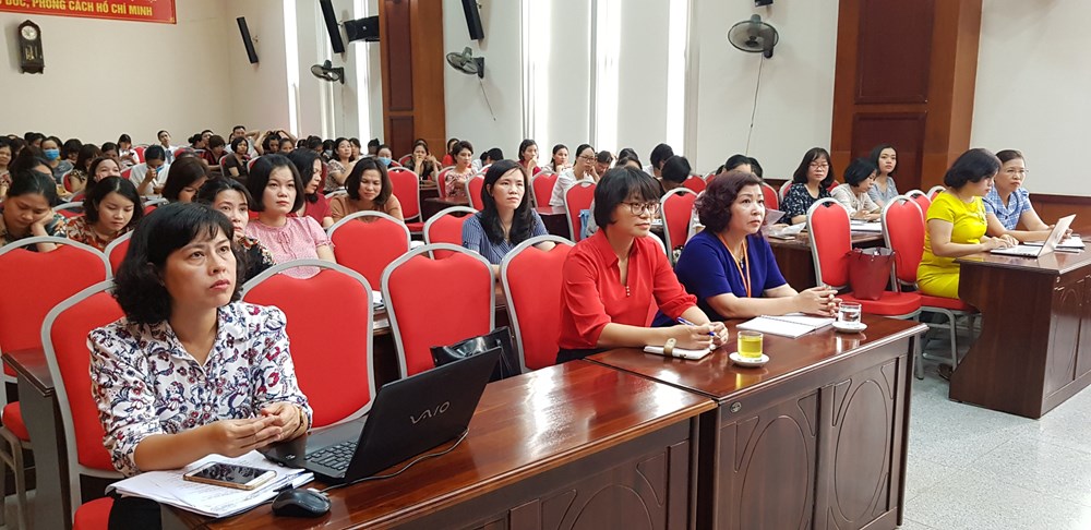 Cán bộ phụ nữ nghe thông tin tại hội nghị