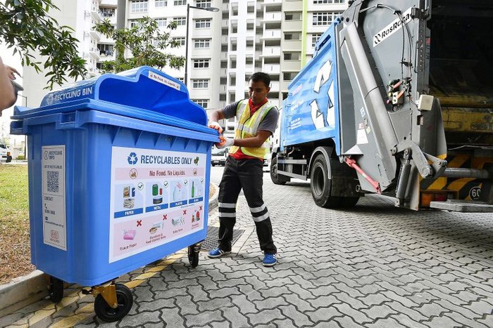 Nhân viên thu gom rác tái chế tại Singapore
