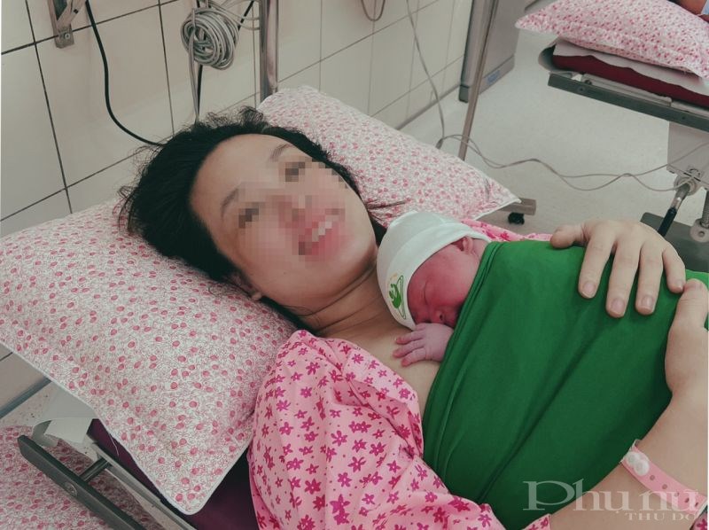 Sản phụ Nguyễn Thị Ng và con thực hiện da kề da tại bệnh viện Phụ sản Hà Nội.