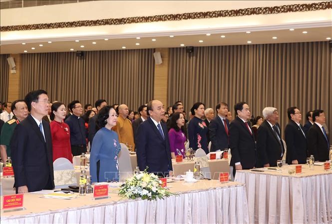 Thủ tướng Nguyễn Xuân Phúc, Chủ tịch Hội đồng Thi đua - Khen thưởng Trung ương và các đại biểu thực hiện nghi thức chào cờ. Ảnh: Thống Nhất/TTXVN