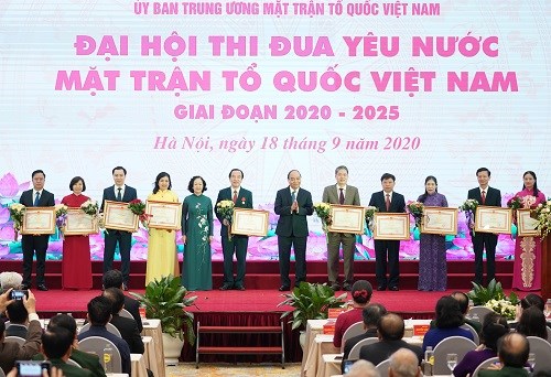 Thủ tướng Nguyễn Xuân Phúc và Trưởng Ban Dân vận Trung ương Trương Thị Mai trao Bằng khen của Thủ tướng Chính phủ cho các cá nhân  - Ảnh: VGP/Quang Hiếu