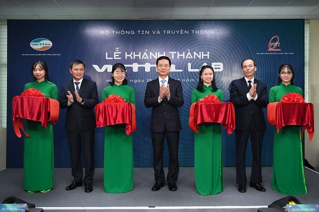 Bộ trưởng Bộ TTTT Nguyễn Mạnh Hùng cắt băng khánh thành phòng Lab mạng di động 4G do Viettel tài trợ.