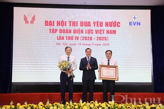 Chủ tich Tổng Liên đoàn Lao động VIệt Nam, Phó Chủ tịch Hội đồng thi đua khen thưởng Trung ương Nguyễn Đình Khang trao Bằng khen của Chính phủ cho lãnh đạo EVN.