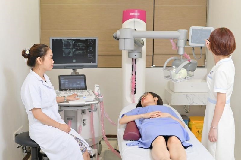Bác sĩ kiểm tra cho bệnh nhân bằng hệ thống  máy X - Quang vú 3D & Siêu âm vú 3D Acuson S2000.