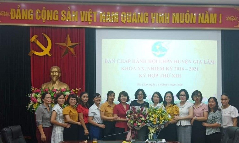 Các đồng chí trong BCH chúc mừng đồng chí Nguyễn Thanh Hương