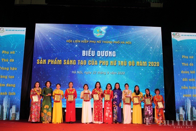 Đồng chí  Hồ Thị Quý- Trưởng ban Hỗ trợ phụ nữ phát triển kinh tế Hội LHPN Việt Nam và đồng chí Lê Kim Anh - Chủ tịch Hội LHPN Hà Nội tặng chứng nhận cho 10 tập thể, cá nhân có sản phẩm sáng tạo năm 2020