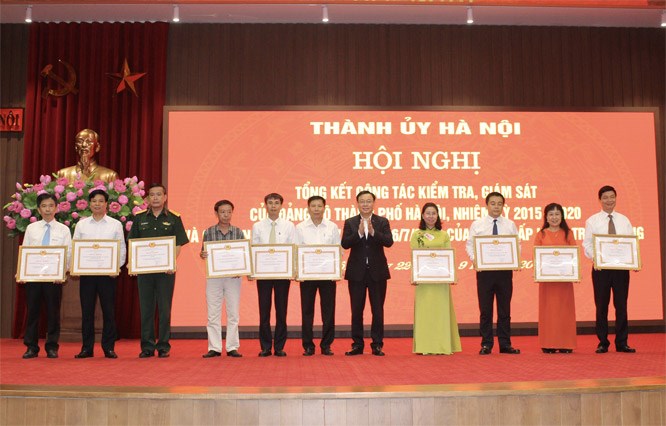 Bí thư Thành ủy Hà Nội Vương Đình Huệ trao Bằng khen của Ban Thường vụ Thành ủy cho các tập thể có thành tích xuất sắc.