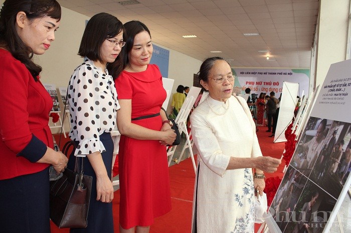 Các đại biểu tham quan triển lãm hình ảnh  sản phẩm sáng tạo tiêu biểu của phụ nữ Thủ đô giai đoạn 2018-2020