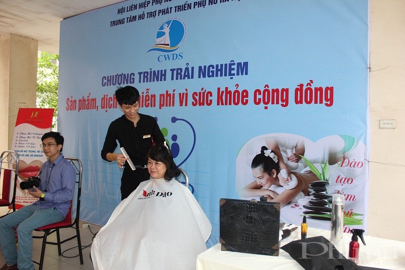 Trong ngày hội còn diễn ra chương trình trải nghiệm dịch vụ cắt tóc, chăm sóc làm đẹp miễn phí