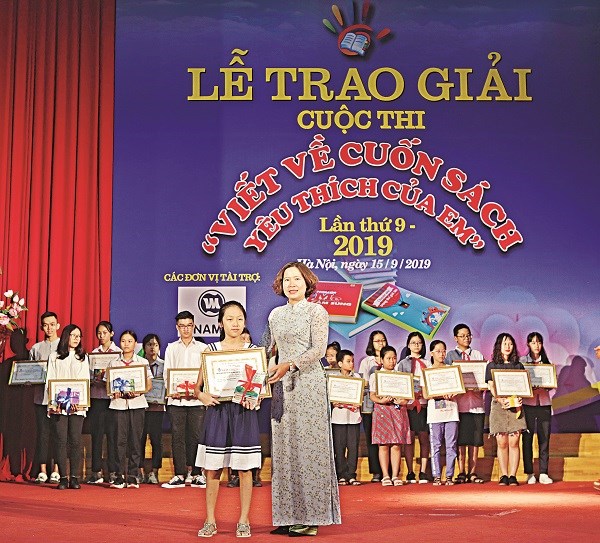 Bà Lê Kim Anh - Chủ tịch Hội LHPN Hà Nội trao giải Nhất cho em Tạ Ngân An - học sinh lớp 5A1 trường Lý Thường Kiệt, Hà Nội