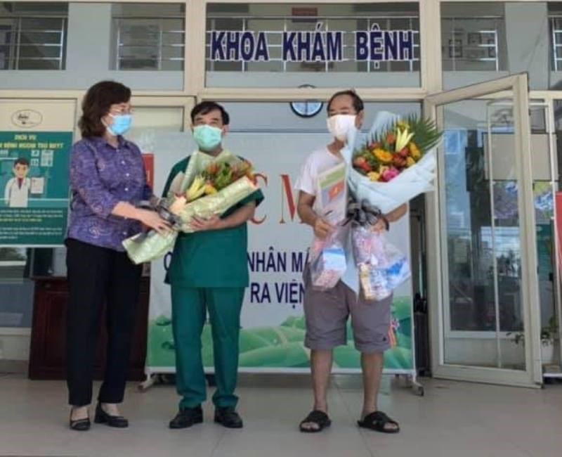 BN936 và đại diện Trung tâm Y tế Hoà Vang nhận hoa nhân sự kiện bệnh nhân Covid-19 cuối cùng được điều trị khỏi tại Đà Nẵng.