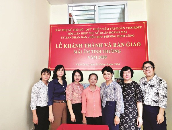 Bà Lê Quỳnh Trang - Tổng biên tập Báo PNTĐ  (thứ 3 từ phải sang) cùng các đại biểu tham dự lễ bàn giao “Mái ấm tình thương” cho gia đình bà Nguyễn Thị Mùi (người thứ 4 từ phải sang)