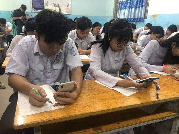 Khó quản học sinh dùng điện thoại trong lớp - ảnh 1
