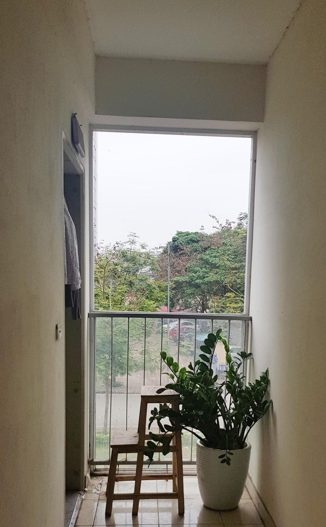 Hành lang tầng 2 của một chung cư khu đô thị Tây Nam Linh Đàm (Hà Nội) không có lưới an toàn, lại để ghế thang có thể khiến trẻ leo trèo dễ dàng