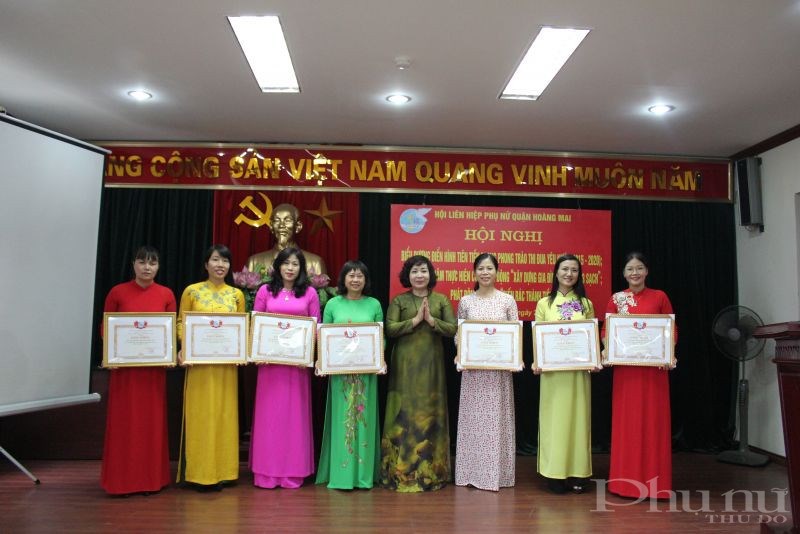 Đồng chí Lê Thị Thiên Hương - Phó Chủ tịch Hội LHPN Hà Nội trao Bằng khen cho các tập thể có thành tích xuất sắc