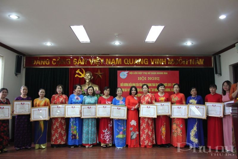 Đồng chí Nguyễn Lệ Hằng - Chủ tịch Hội LHPN quận Hoàng Mai trao tặng Giấy khen cho các tập thể, cá nhân có thành tích xuất sắc