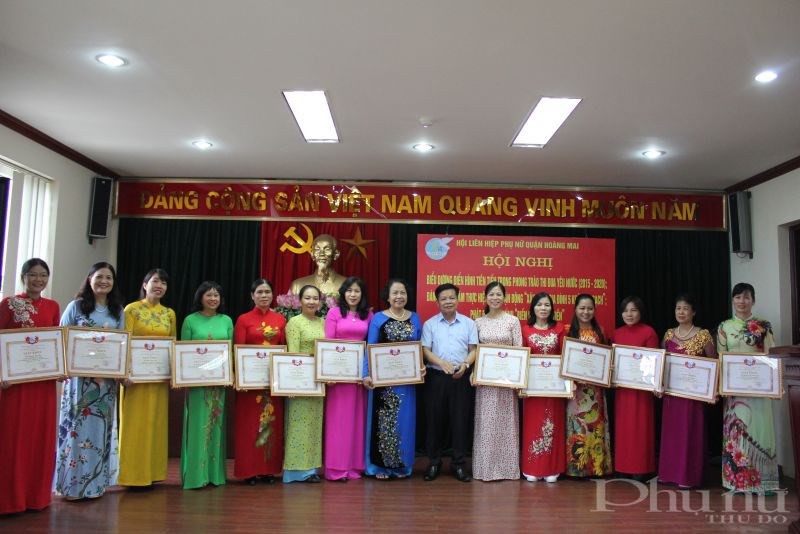 Đồng chí Nguyễn Xuân Phong – Phó Bí thư Thường trực quận ủy Hoàng Mai trao tặng Giấy khen có các tập thể, cá nhân có thành tích xuất sắc