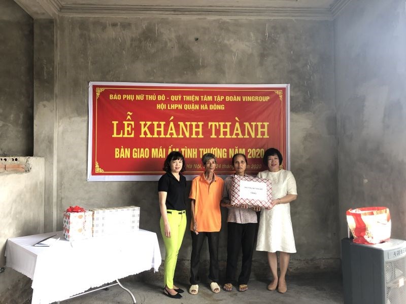 Báo Phụ nữ Thủ đô trao tặng quà chúc mừng khánh thành và bàn giao Mái ấm tình thương cho gia đình chị Dương Thị Lan
