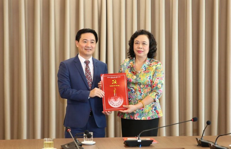 Phó Bí thư Thường trực Thành ủy Hà Nội Ngô Thị Thanh Hằng trao quyết định cho đồng chí Trần Anh Tuấn.