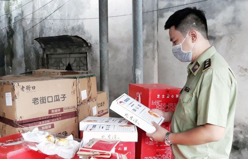 Lực lượng quản lý thị trường Hà Nội kiểm tra các cửa hàng bán bánh trung thu tại quận Hoàn Kiếm. (Ảnh: Đỗ Phương Anh/TTXVN)