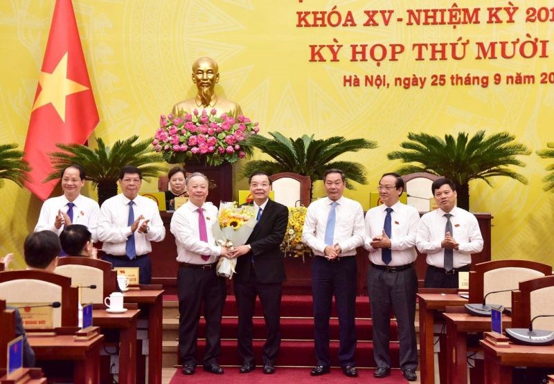 Các đồng chí lãnh đạo UBND thành phố tặng hoa chúc mừng đồng chí Chu Ngọc Anh.