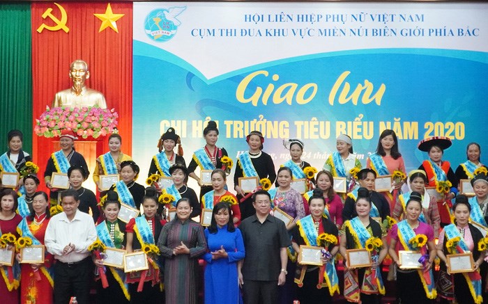 Phó Chủ tịch Hội LHPNVN Đỗ Thị Thu Thảo (thứ 6 từ trái sang, hàng đầu) chúc mừng 39 Chi hội trưởng tiêu biểu của Cụm thi đua các tỉnh miền núi biên giới phía Bắc