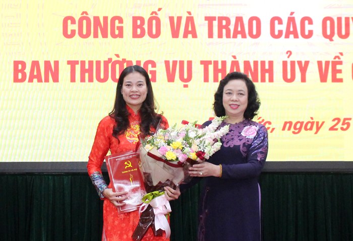 Phó Bí thư Thường trực Thành ủy Ngô Thị Thanh Hằng  trao quyết định cho đồng chí Bạch Liên Hương