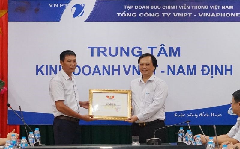 Ông Hoàng Minh Cường - Chủ tịch Công đoàn VinaPhone trao tặng giấy khen của Công đoàn VNPT cho anh Phạm Quang Thiện