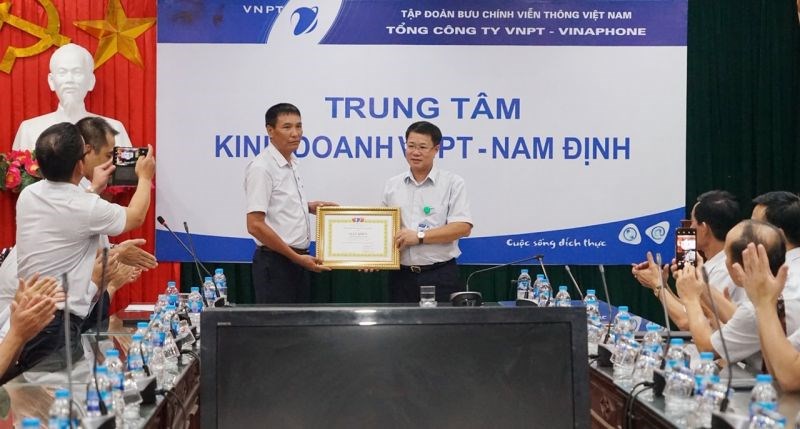 Ông Nguyễn Trường Giang - Quyền TGĐ VinaPhone trao tặng giấy khen của TCT cho anh Phạm Quang Thiện