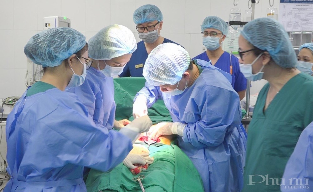 Bác sĩ BV Phụ sản Hà Nội tiến hành phẫu thuật can thiệp cho bệnh nhân.