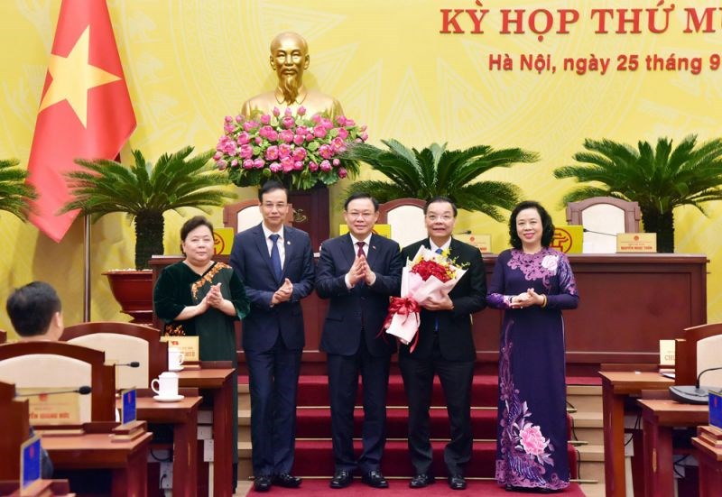 Các đồng chí Thường trực Thành ủy tặng hoa chúc mừng đồng chí Chu Ngọc Anh.