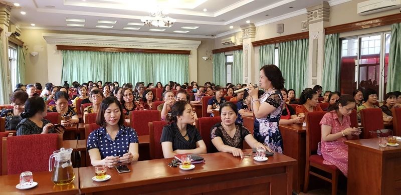 Bà Nguyễn Thị Hảo, Ủy viên Thường vụ Hội LHPN Hà Nội, Giám đốc Trung tâm hỗ trợ Phát triển phụ nữ Hà Nội chia sẻ tại hội nghị