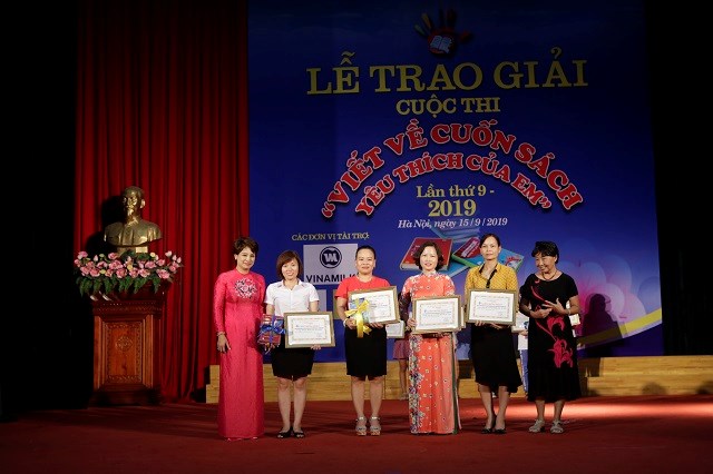Bà Lê Quỳnh Trang - Tổng biên tập Báo Phụ nữ Thủ đô (người ngoài cùng bên trái) và nhà thơ Phan Thị Thanh Nhàn (người ngoài cùng bên phải) trao  Giải Tập thể cho các trường đạt thành tích cao trong cuộc thi.