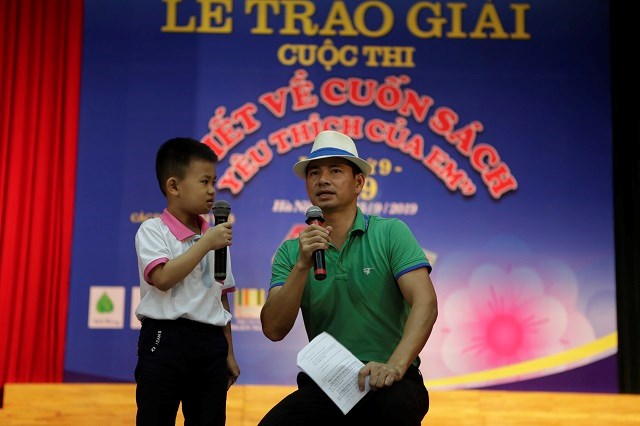 MC Xuân Bắc giao lưu với các em học sinh trong chương trình.