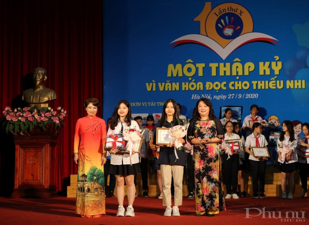 Phó Chủ tịch Thường trực Hội LHPN Hà Nội Nguyễn Thị Thu Thủy và Tổng biên tập báo Phụ nữ Thủ đô trao quà cho 2 tác giả đạt giải Nhì tại cuộc thi.