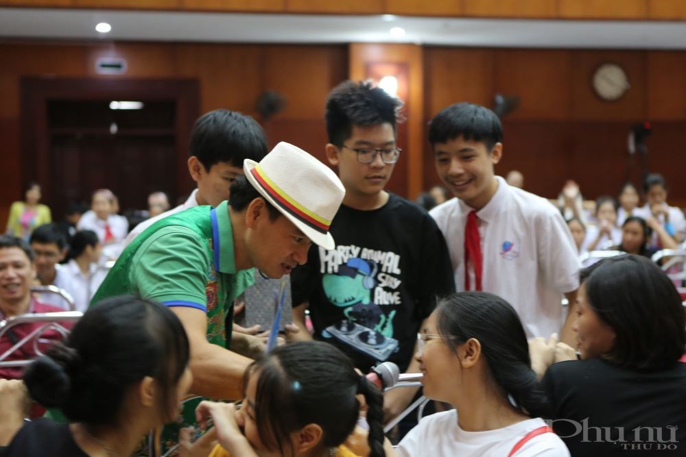 Các bạn học sinh giao lưu với MC Xuân Bắc qua những câu hỏi về tác giả, tác phẩm văn học tại hội trường lễ trao giải.