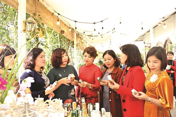 Đồng chí Lê Thị Thiên Hương, Phó Chủ tịch Hội LHPN Hà Nội (thứ 3 từ trái sang), cùng các đại biểu thăm gian hàng quảng bá, giới thiệu các sản phẩm sáng tạo của Hội LHPN huyện Gia Lâm.