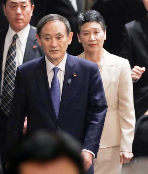 Ông Suga Yoshihide khi còn là Chánh Văn phòng Nội các Nhật Bản cùng với vợ, bà Suga Mariko tham dự tiệc tối do Thủ tướng Abe Shinzo chủ trì, ngày 23/10/2019