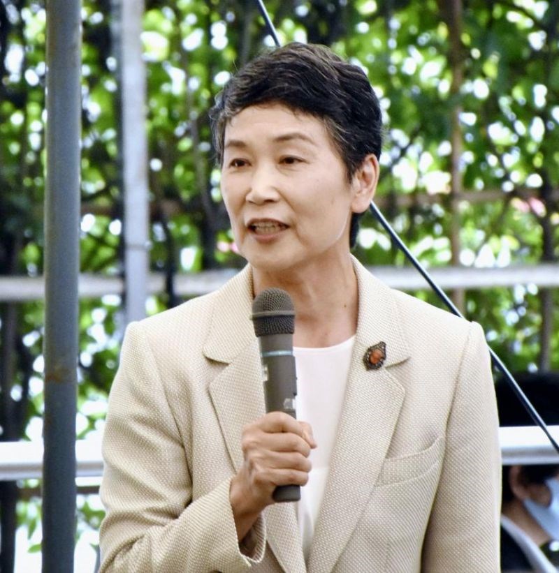Bà Suga Mariko -Phu nhân tân Thủ tướng Nhật Bản Suga Yoshihide phát biểu trước những người ủng hộ chồng bà tại khu vực bầu cử của ông ở Yokohama, phía Nam thủ đô Tokyo