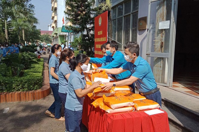 Liên đoàn Lao động thành phố Hà Nội phối hợp với Công đoàn Các khu công nghiệp và chế xuất Hà Nội tặng quà hỗ trợ công nhân Khu công nghiệp Bắc Thăng Long bị ảnh hưởng do dịch Covid-19. Ảnh: Ngọc Ánh